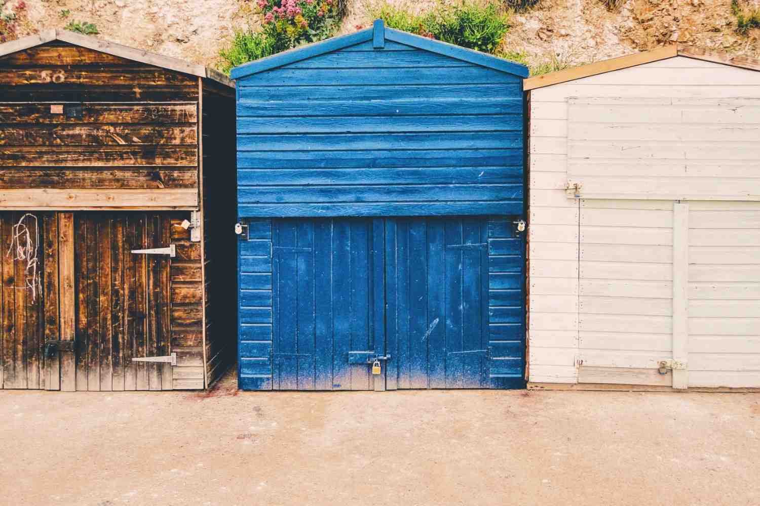 colorful-beach-huts-along-the-coastline-2026-03-13-01-59-25-utc