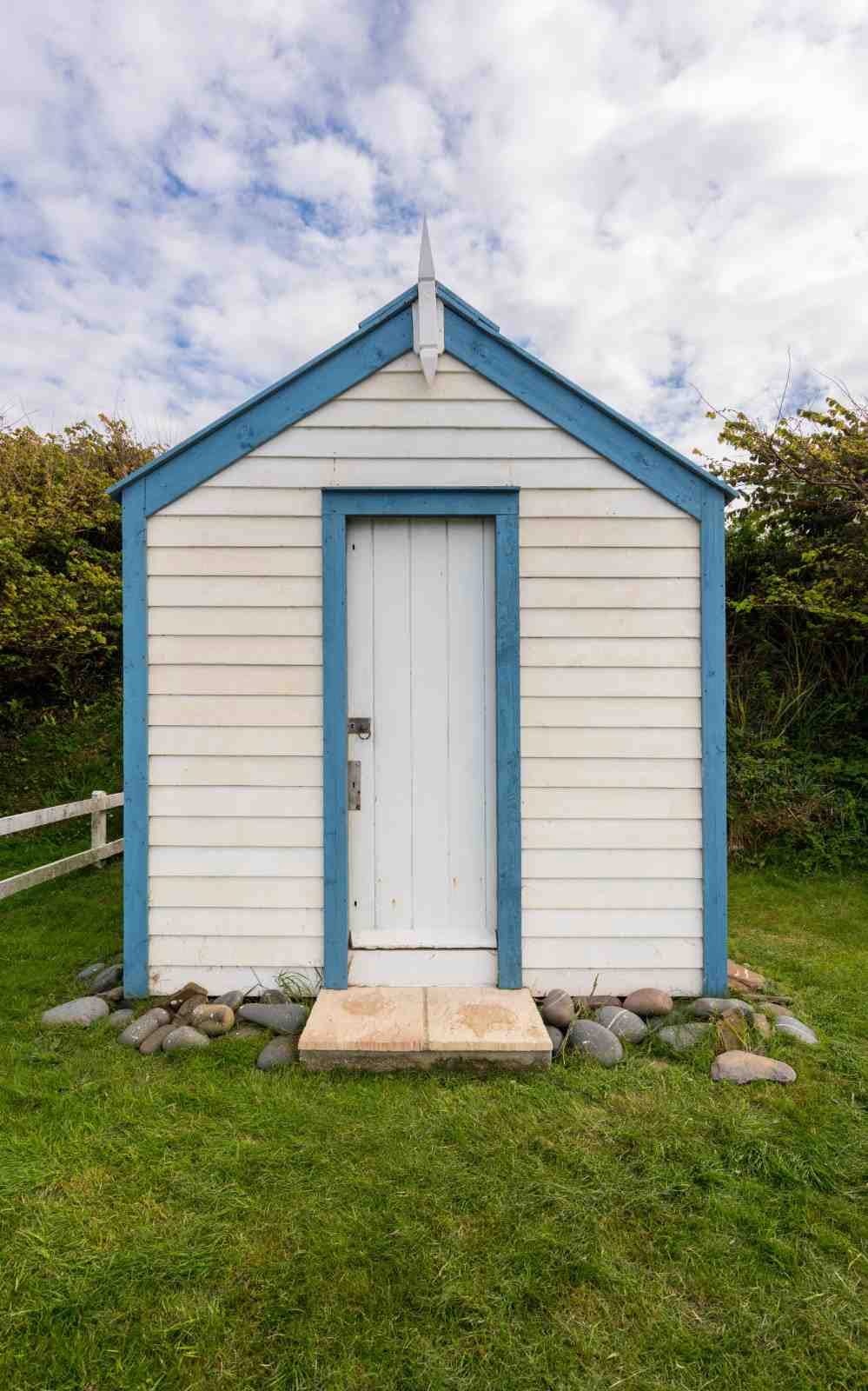 colorful-painted-beach-hut-on-its-own-plot-of-land-2026-03-26-11-38-51-utc