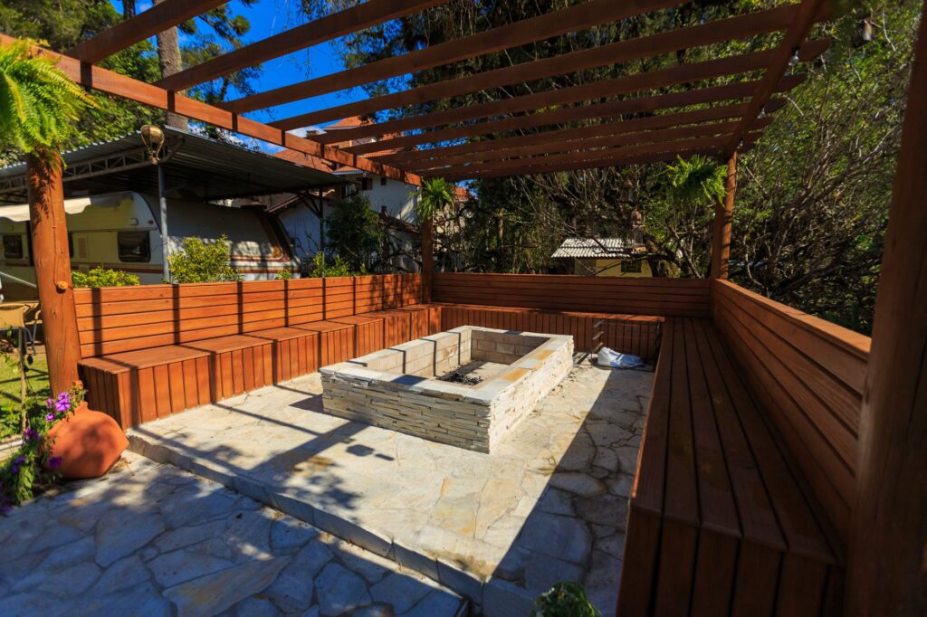 Your Complete 2026 Guide to Backyard Outdoor Pergolas and Gazebos 1 outdoor pergolas and gazebos in a Florida backyard with covered seating