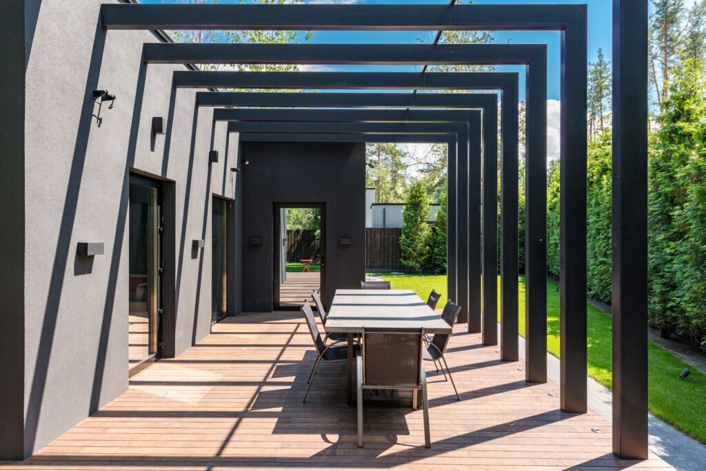 Why Homeowners in Ocala and Orlando Choose Modern Pergolas for Backyard Shade 1 modern pergolas with aluminum frame attached to a Florida backyard patio