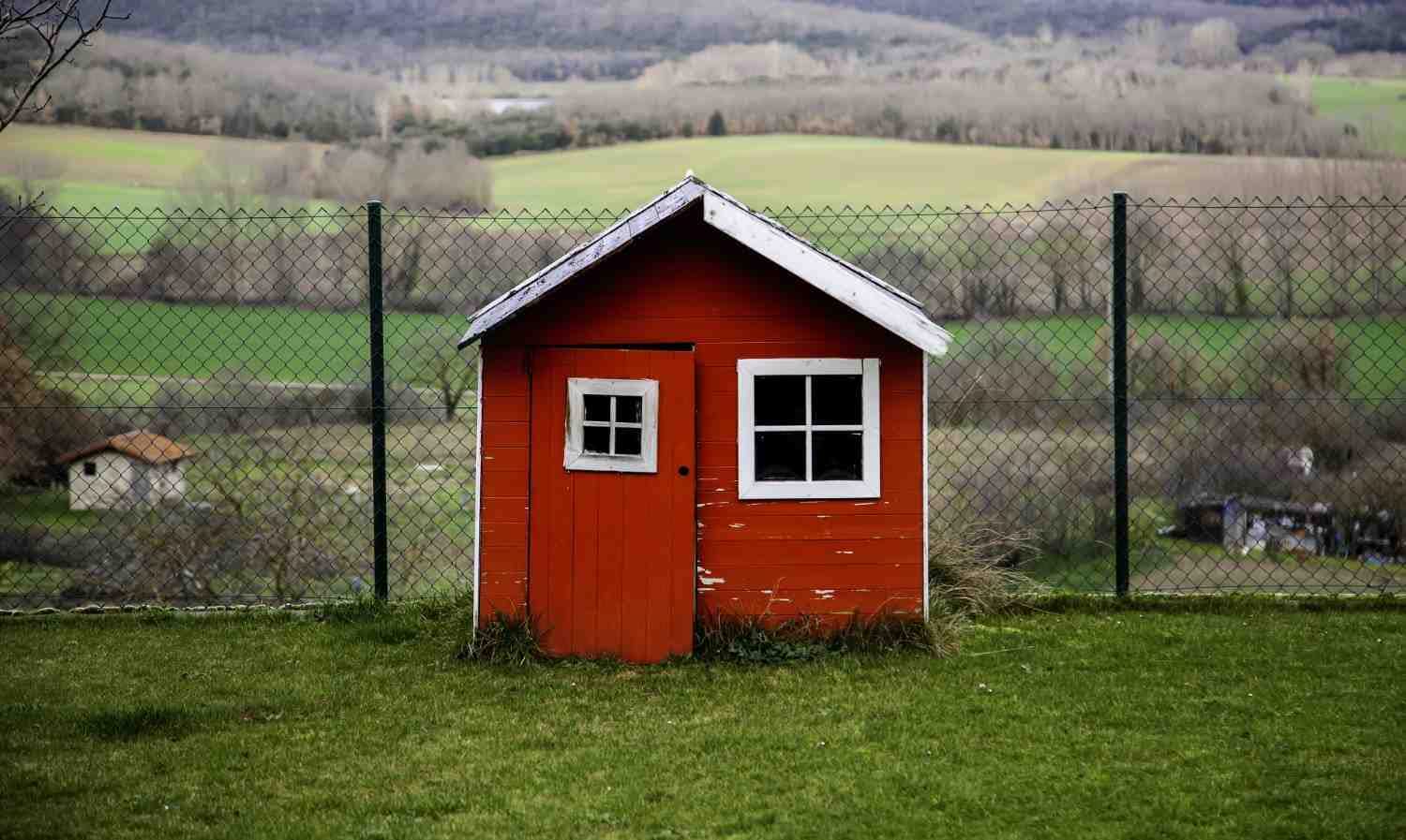 red-wooden-house-in-mountain-construction-and-arc-2026-03-25-22-58-34-utc