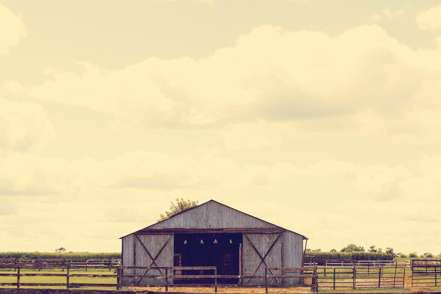 weathered-barn-and-fenced-pasture-under-cloudy-sky-2026-03-26-11-40-17-utc
